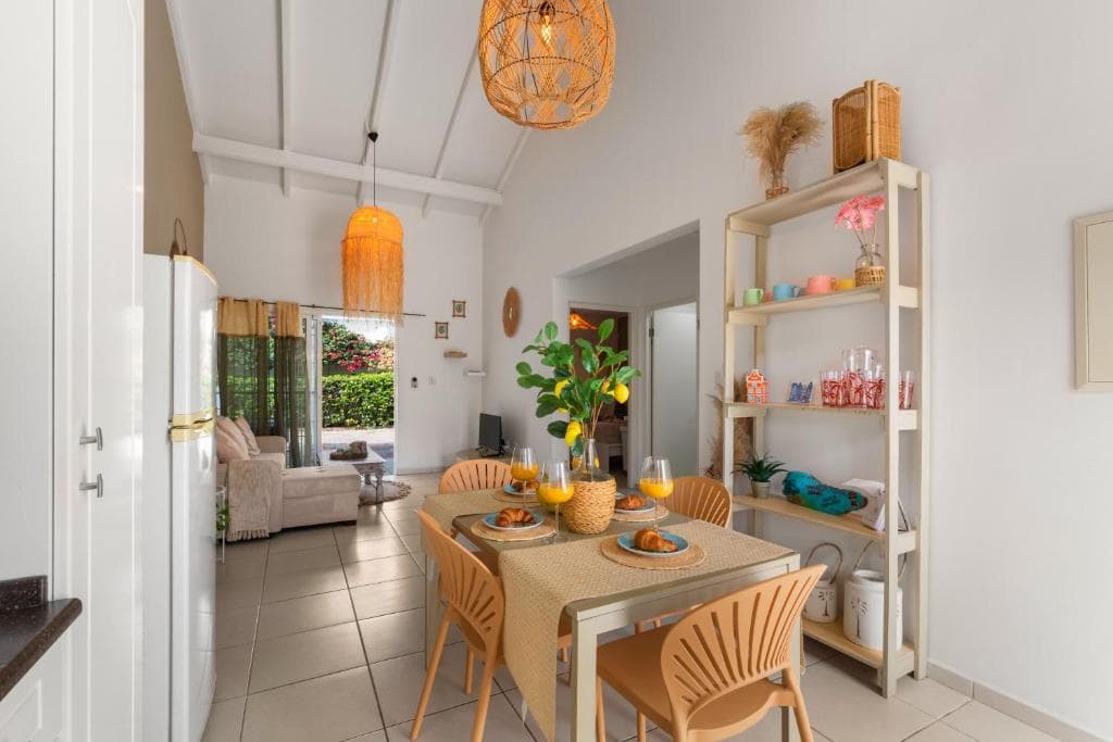 Eettafel gedekt met croissants en verse jus d'orange, uitzicht op de tuin