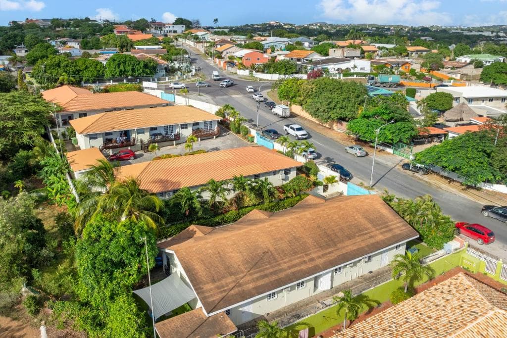 Luchtfoto met overzicht van het resort en de heuvels van Curaçao op de achtergrond
