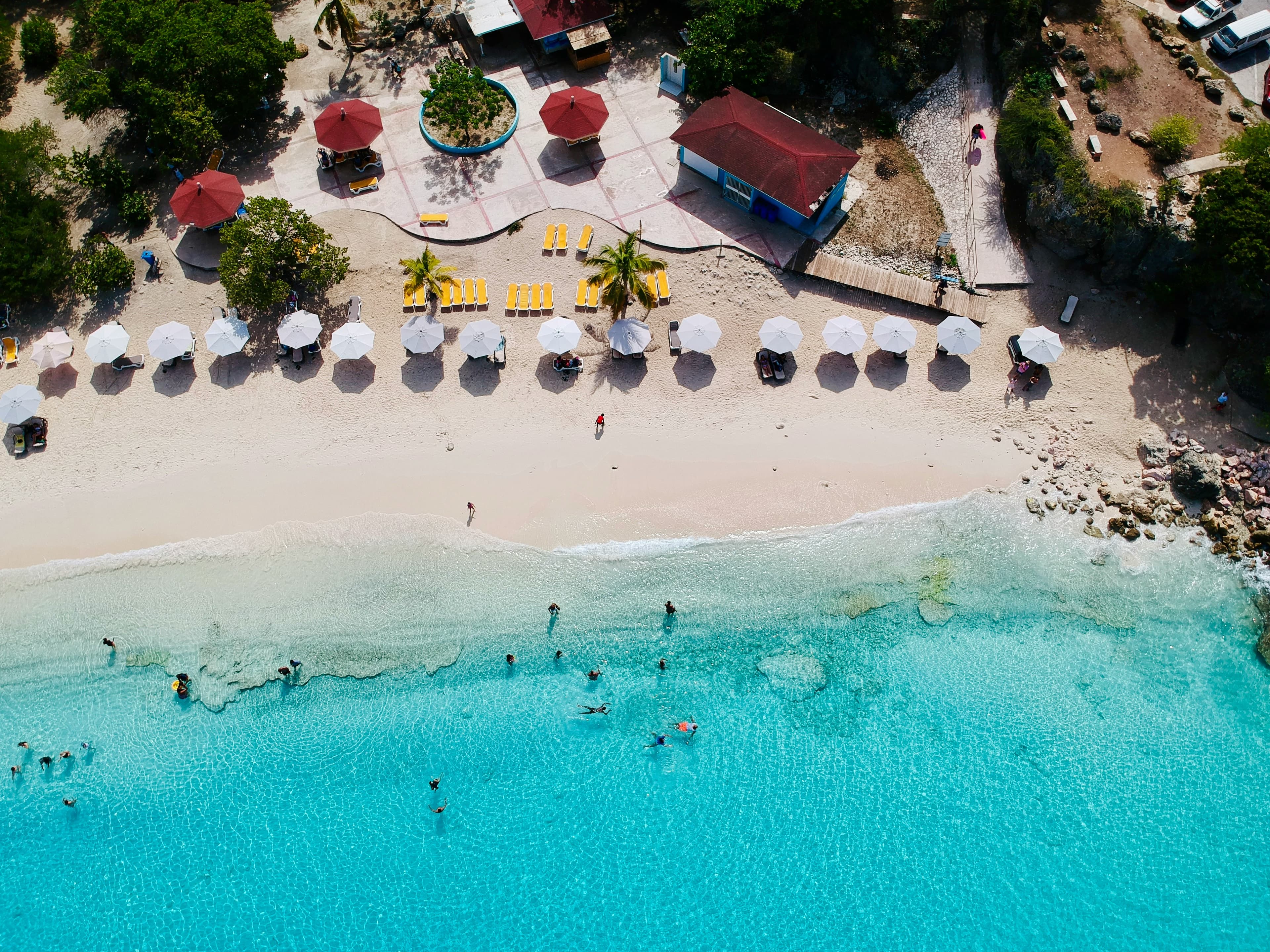 Luchtfoto van het zwembad van het resort